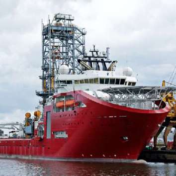 Offshore support vessel alongside the quay